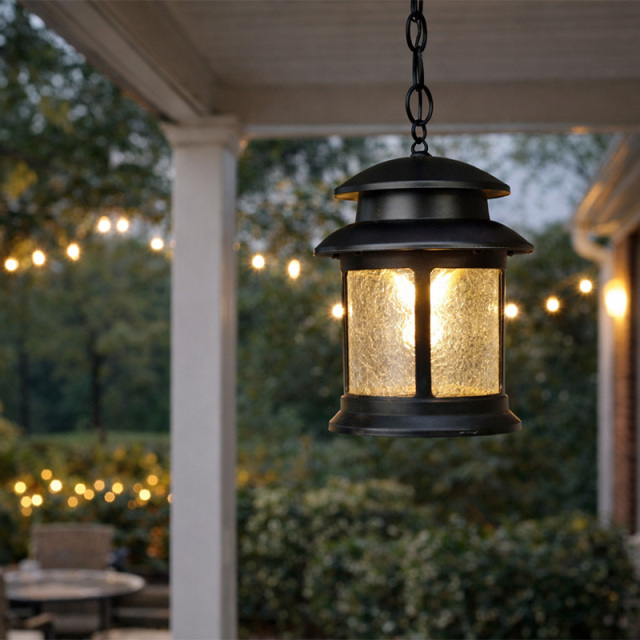 屋外用吊り下げペンダントライトがエントランスを照らす設置例イメージ