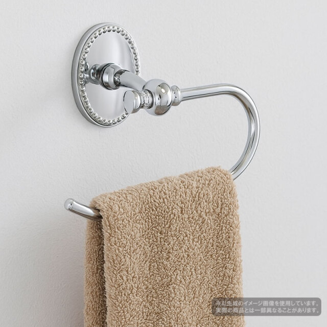 クローム仕上げのタオルホルダーにベージュのタオルを掛けた設置イメージ｜クラシックな壁付けタイプ