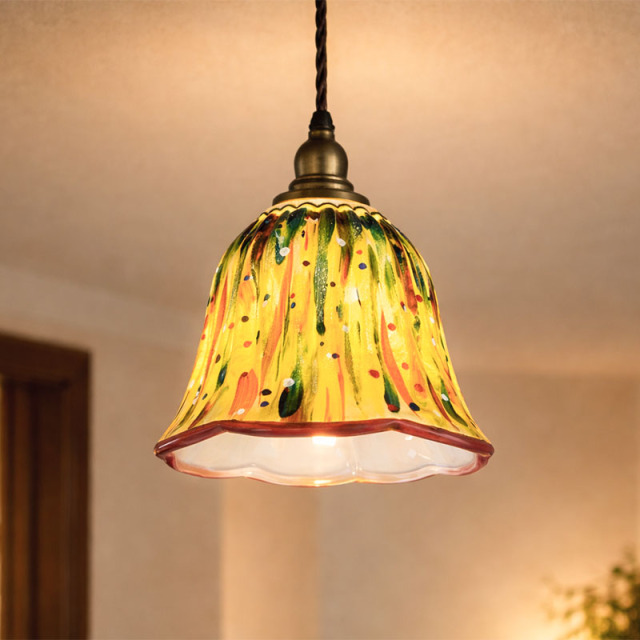 職人の手描きによる美しいハンドペイント模様が魅力のおしゃれなガラス製ランプシェード