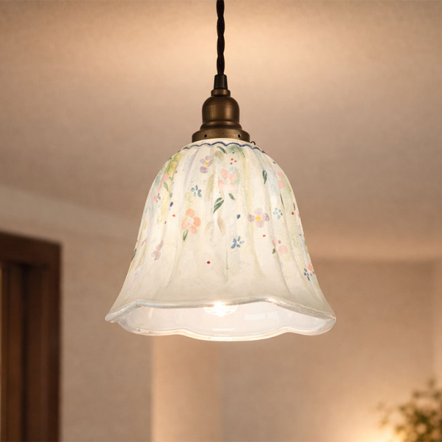 職人の手描きによる美しいハンドペイント模様が魅力のおしゃれなガラス製ランプシェード