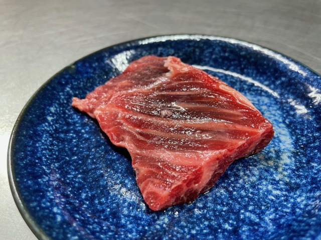 くじら頭肉（ずにく・あたまにく） 80g （関太郎印のくじら・東冷）