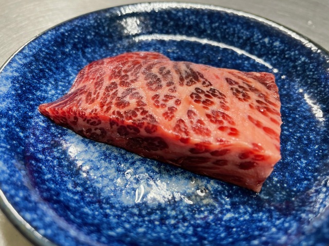 くじら頭肉（ずにく・あたまにく） 80g （関太郎印のくじら・東冷）