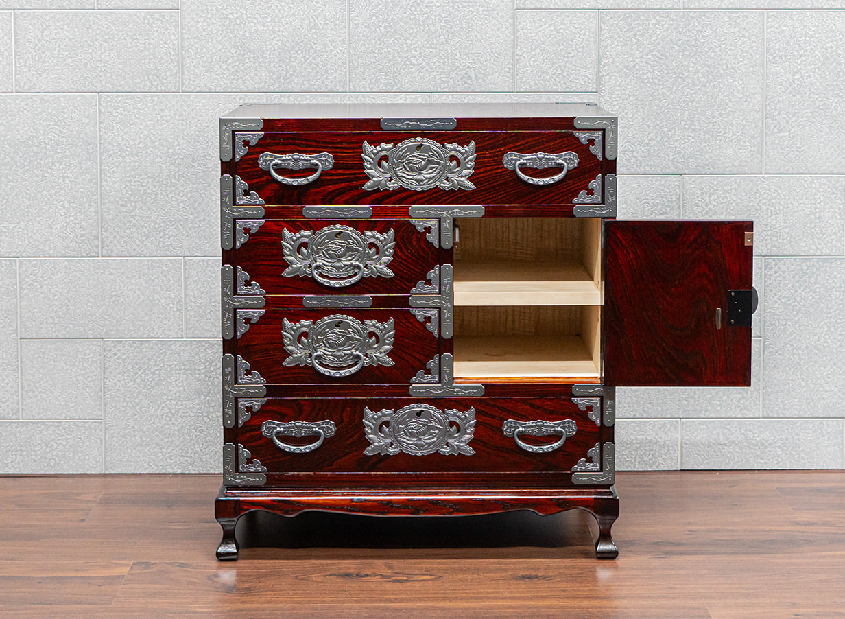 美品和箪笥　観音開き 棚箪笥 帳場箪笥 チェスト欅材 漆塗り 菊の金具飾り 仙台箪笥 猫足帳場箪笥 KC-60BDH 拭き漆塗り 小田俊直作 彫金手打金具