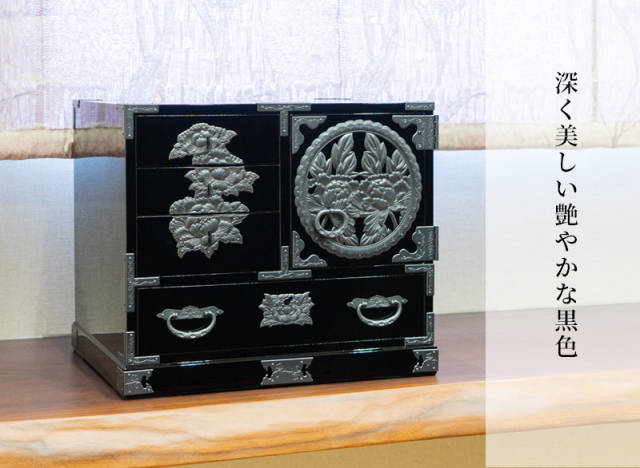 深く美しい艶やかな黒色