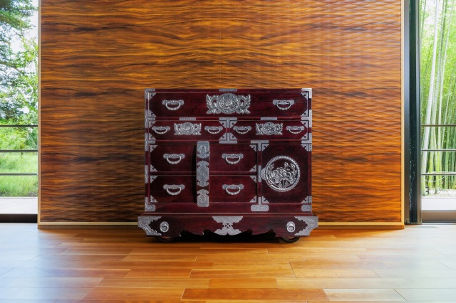 【美品】岩屋堂箪笥 車箪笥 欅材 拭き漆 桐紋様 南部鉄金具 イワヤタンス 美品】岩屋堂箪笥 車箪笥 欅材 拭き漆 桐紋様 南部鉄金具