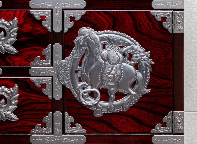 仙台箪笥 猫足帳場箪笥 KC-60BDH 拭き漆塗り 彫金手打金具（扉）