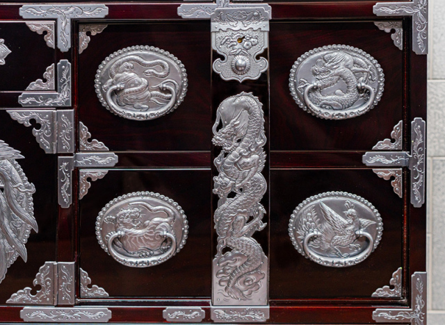 仙台箪笥 四.五尺部屋箪笥 KD-3008D 木地呂漆塗り 彫金手打金具（竜・四神・鳳凰・唐獅子）