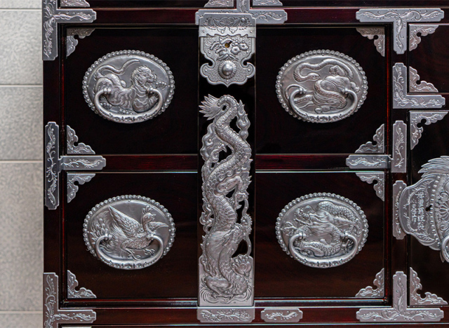 仙台箪笥 四.五尺部屋箪笥 KD-3008D 木地呂漆塗り 彫金手打金具（竜・四神・鳳凰・唐獅子）