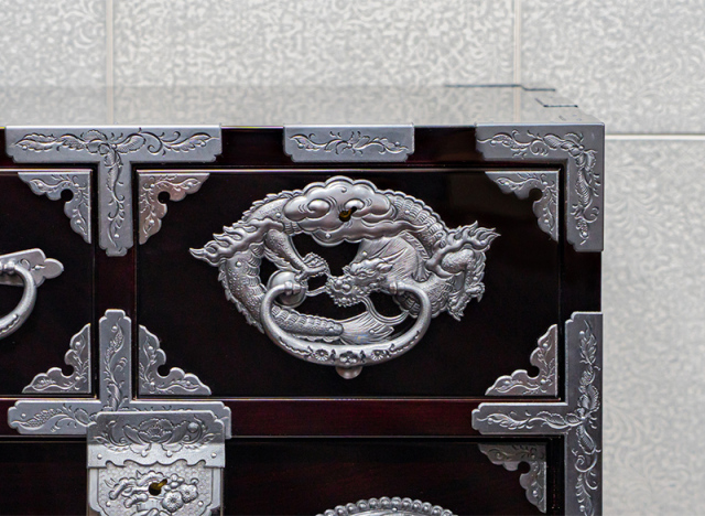 仙台箪笥 四.五尺部屋箪笥 KD-3008D 木地呂漆塗り 彫金手打金具（竜・四神・鳳凰・唐獅子）