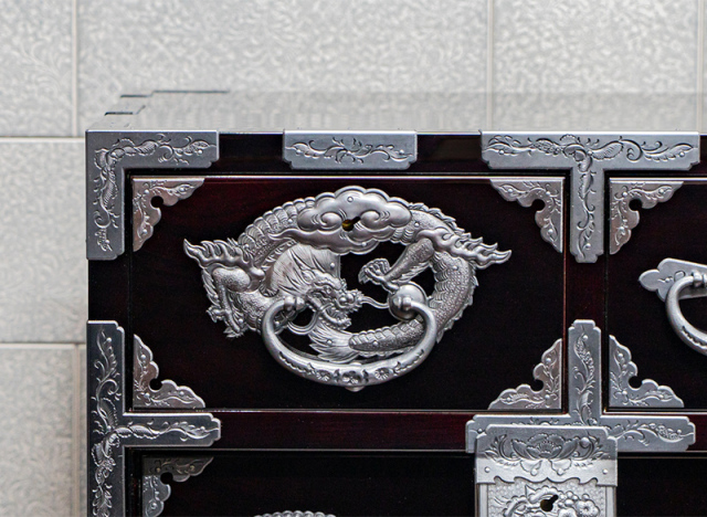 仙台箪笥 四.五尺部屋箪笥 KD-3008D 木地呂漆塗り 彫金手打金具（竜・四神・鳳凰・唐獅子）