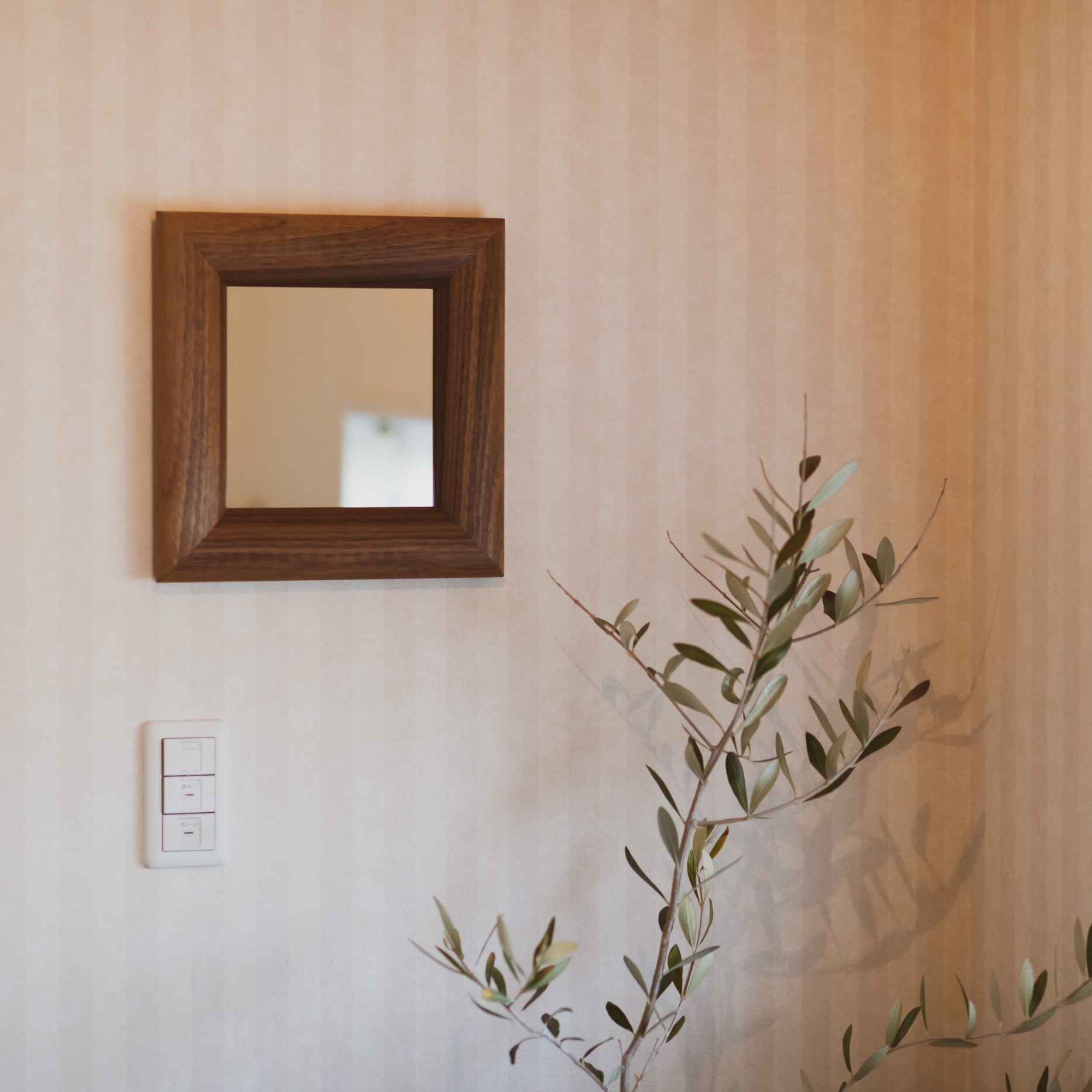 SOL　ソル　51x51cm　ウォールナット材　壁掛けミラー　正方形　