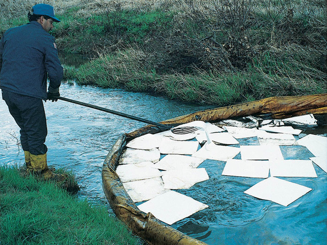 河川に流出したオイルや薬品の除去に使用