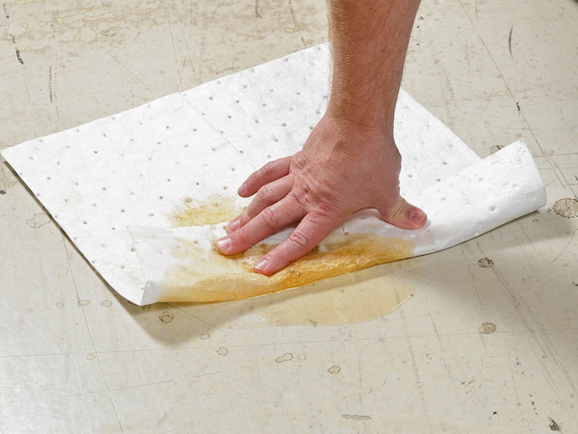 床面にこぼれた液体やオイルの除去に便利です