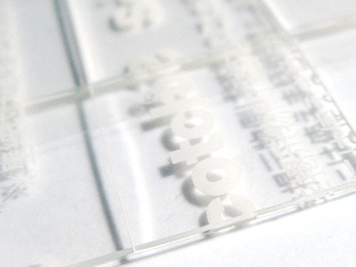 金属やプラスチックにもきれいに貼れます。