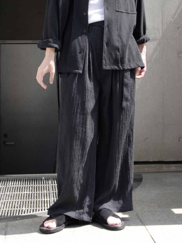 ANCELLM "BELTED CREPE TUCK SLACKS" - BLACK