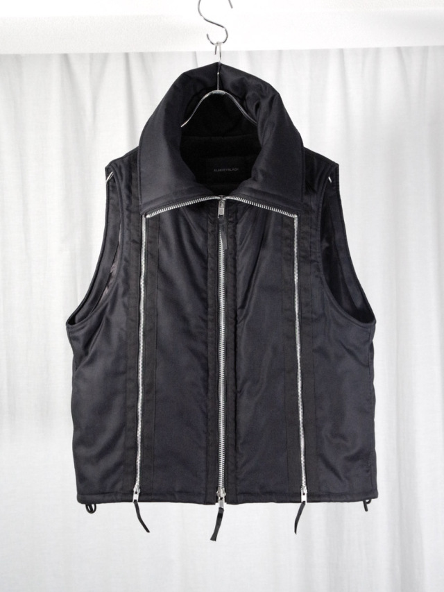 ALMOSTBLACK "HIGH NECKED ZIP-UP PRIMALOFT VEST"