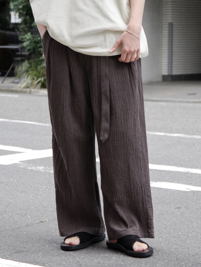 ANCELLM "BELTED CREPE TUCK SLACKS" - BROWN