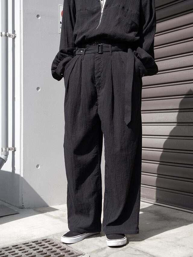 ANCELLM "BELTED CREPE TUCK SLACKS" - BLACK