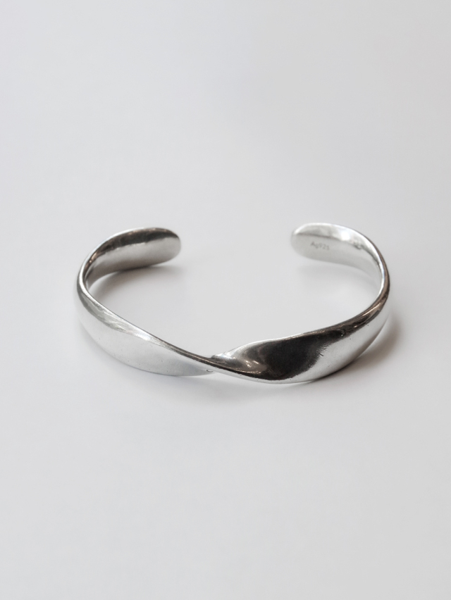 CUINIIE "Signature Twist Bangle" #01
