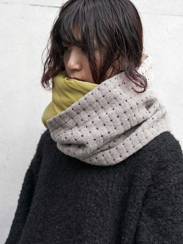 Dulcamara "23AW スクエアメッシュウールMixスヌード" - Beige