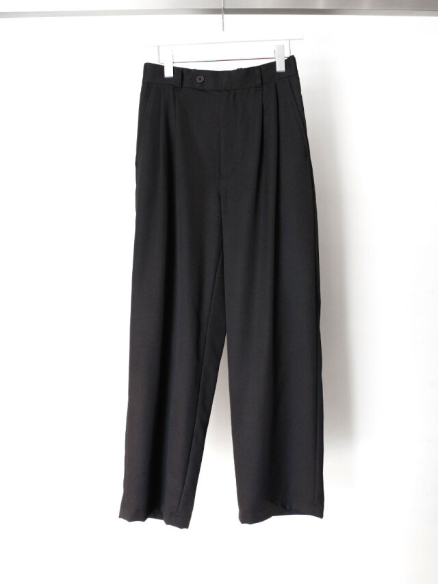 JUHA "2TUCK TAPERED PANTS" - BLACK