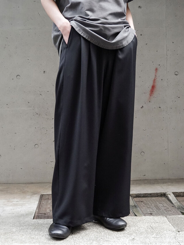 JUHA "2TUCK WIDE EASY PANTS" - BLACK