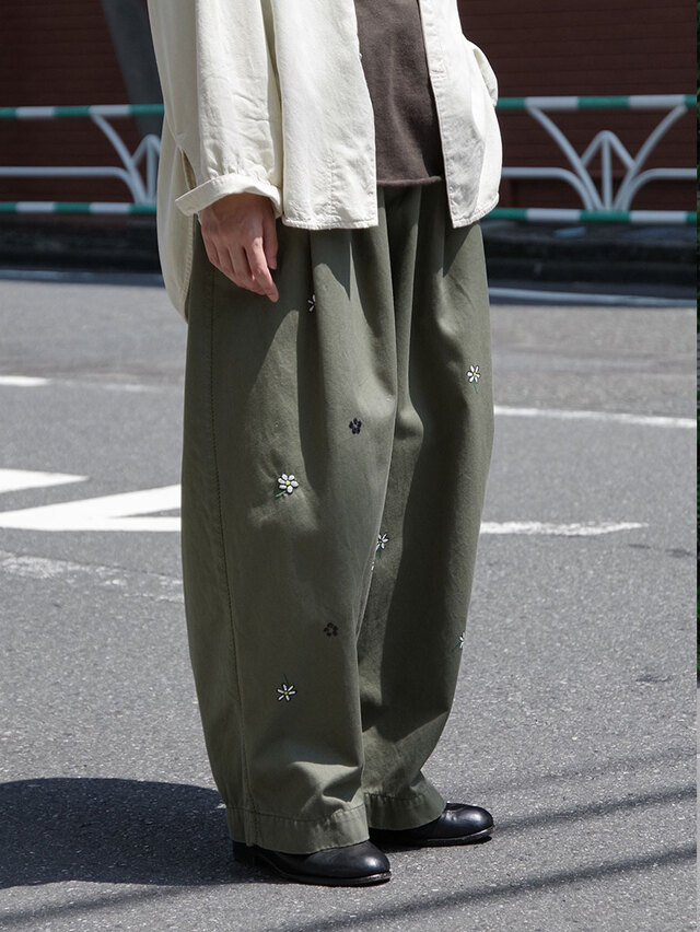my beautiful landlet "FLOWER PAINT CHINO TUCK WIDE PANTS" - OLIVE