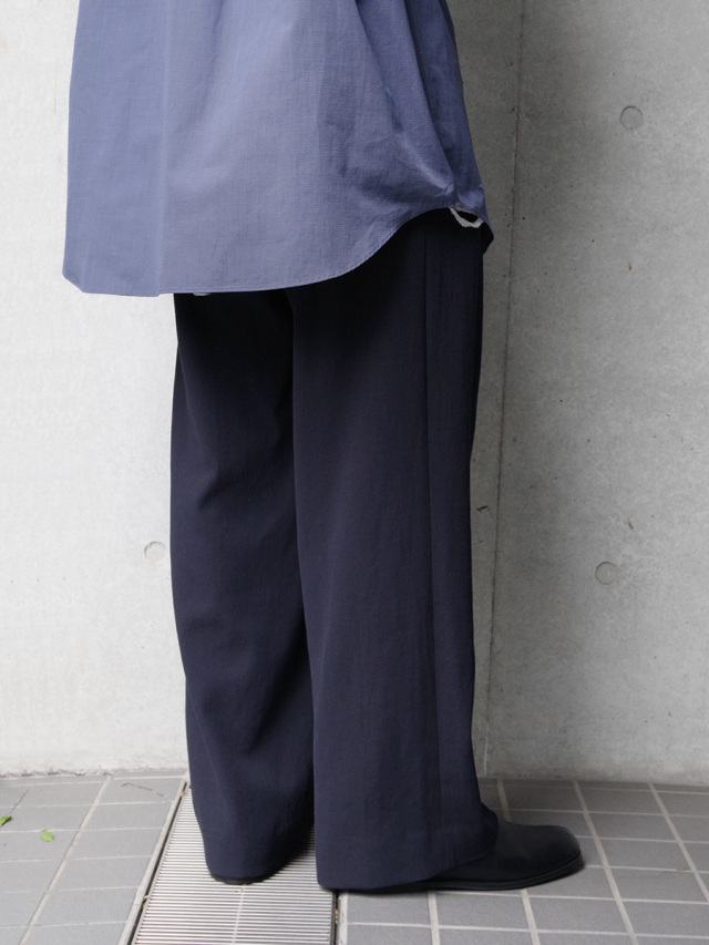 A17151 URU 強撚コットン インバーテッドプリーツワイドパンツ 2 形態安定加工 プリーツワイドパンツ | インディゴ - 楊柳生地