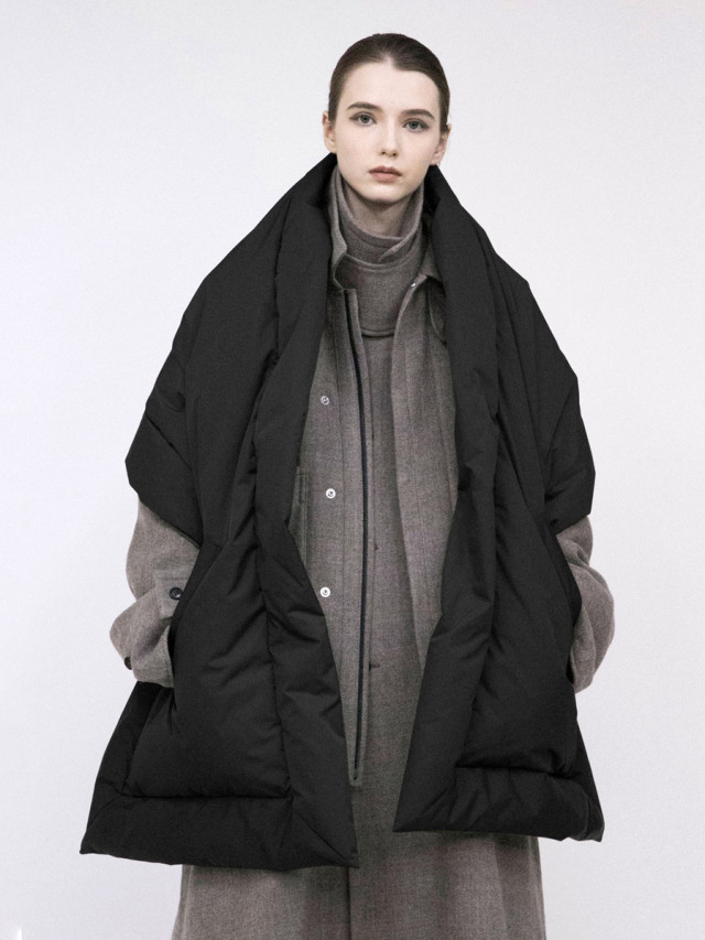 VOAAOV "KAWADA DOWN × BRIGHT JET TAFFETA DOWN STOLE" - BLACK