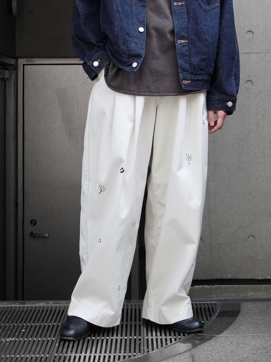 my beautiful landlet "FLOWER PAINT CHINO TUCK WIDE PANTS" - IVORY