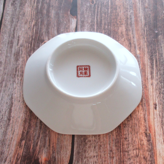 三つ竜八角皿 裏 横