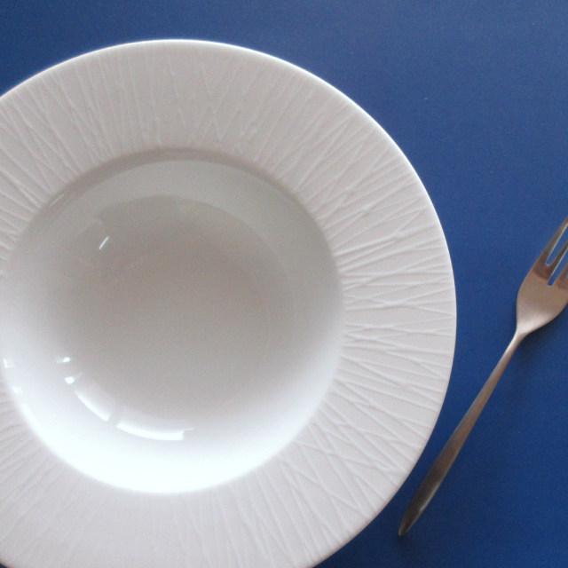 スープ皿 パスタ皿 くぼみ 24cm 白 リム模様入り 四季彩陶器 美濃焼 業務用 白い食器 ルミネール ディープスープボウル 18000724