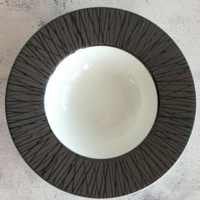 スープ皿 パスタ皿 くぼみ 24cm 黒 白 リム模様入り 四季彩陶器 美濃焼 業務用 黒い食器 白い食器 ルミネール ディープスープボウル 18031024