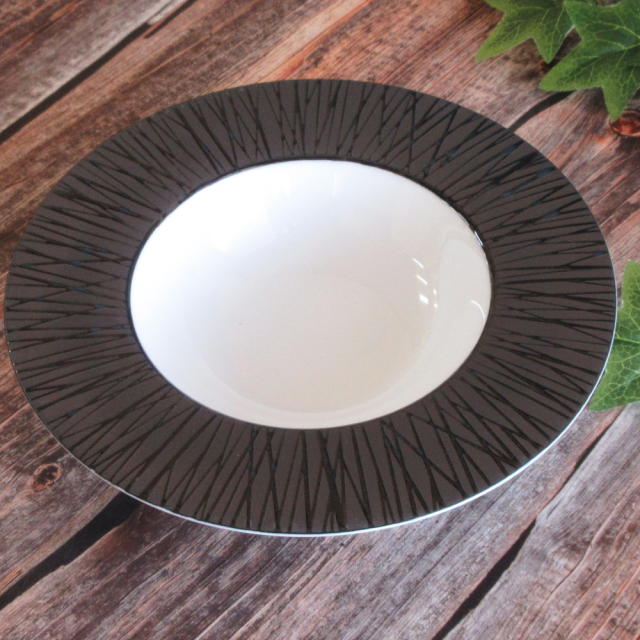 スープ皿 パスタ皿 くぼみ 26cm 黒 白 リム模様入り 四季彩陶器 美濃焼 業務用 黒い食器 白い食器 ルミネール ディープスープボウル 18031023