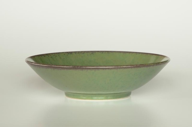淡い緑色 高脚陶器ボウル 木箱付き 渋草焼】緑色陶器ボウル 木箱付き - メルカリ