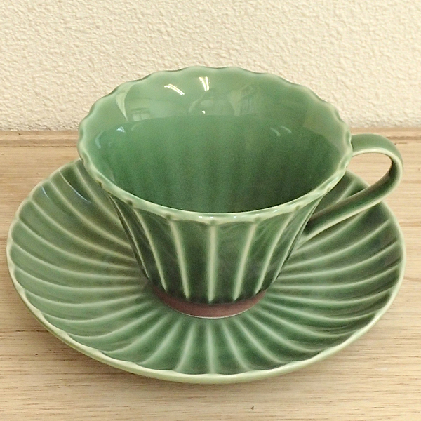 緑色のひび割れ釉の陶器カップ　清国から kia147a.jpg