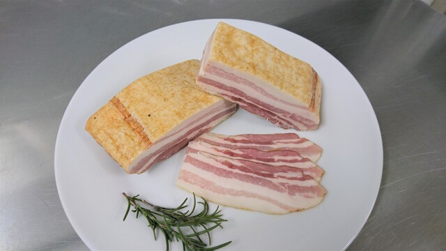 【山口県】朝日屋 金賞受賞 桜のチップで燻製した ”星降る” 熟成ベーコン 360g【産地直送・同梱不可】