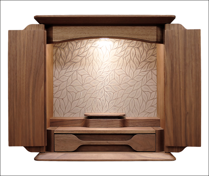 モダン(家具調)仏壇【送料無料　選べる仏具・おりん・掛け軸・お手入れ付属品セット付】ウォールナット無垢材　ダウンライト付　国産　コンパクト仏壇【14号 リーフウォールナット(仏具付)】