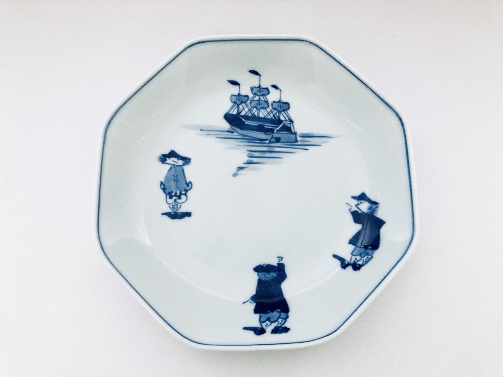 mo三人異人と帆船正八角７寸皿 しん窯青花