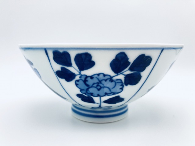 割牡丹と三人異人4.3浅飯碗 しん窯 青花 限定商品