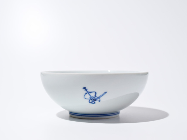 青色花柄彫刻ボウル A blue and white faceted pear-shaped vase, Yuan dynasty | 元