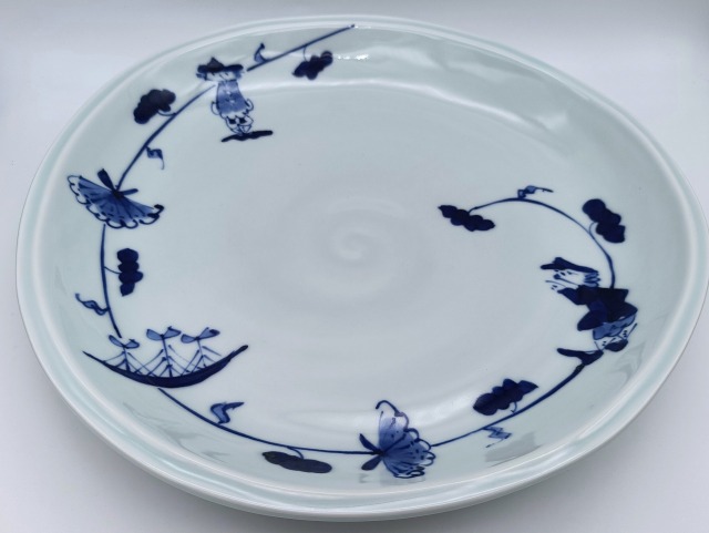 牡丹唐草異人　うず彫９寸皿　しん窯青花　限定商品
