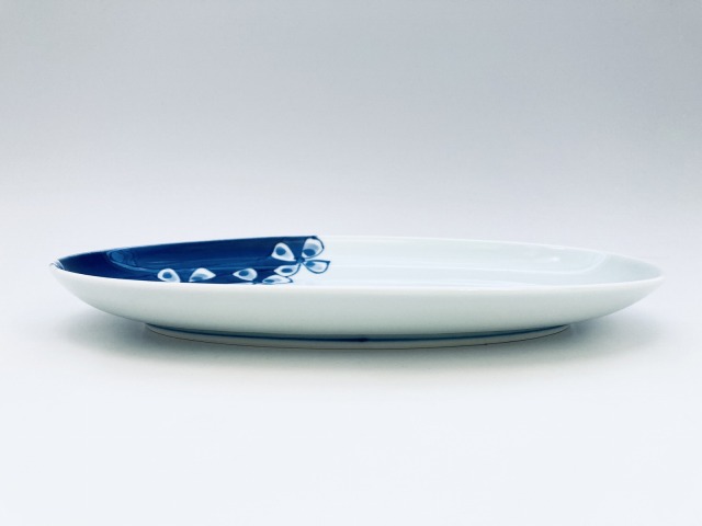 花つなぎ小判幅広焼皿 しん窯青花