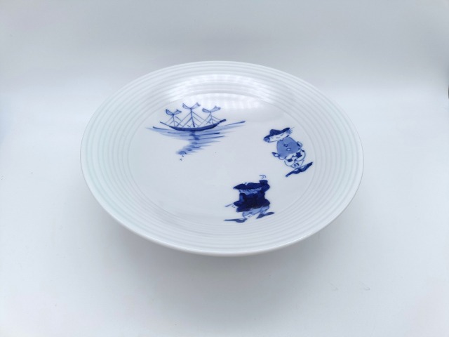二人異人と帆船　（線彫）高台皿　しん窯青花　限定商品
