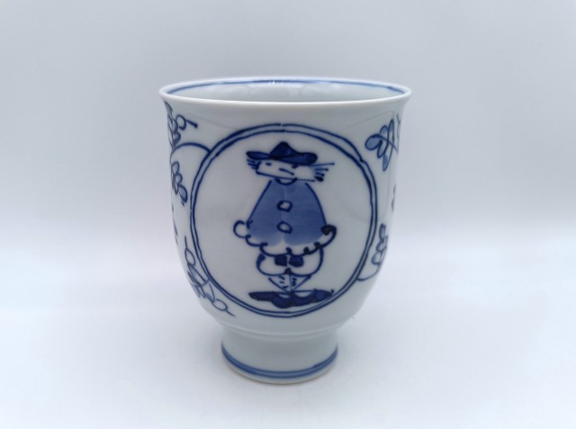 唐草丸紋異人高台ビアカップ　しん窯青花　限定商品