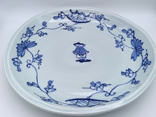 唐草異人　うず彫９寸皿　しん窯青花　限定商品