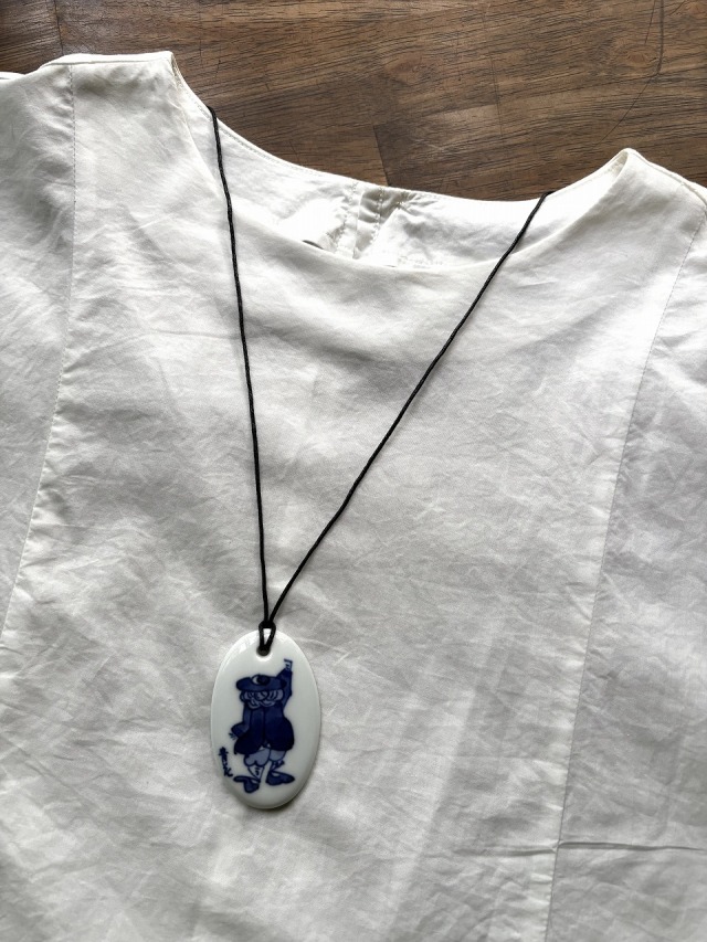 カール紅毛人ペンダント