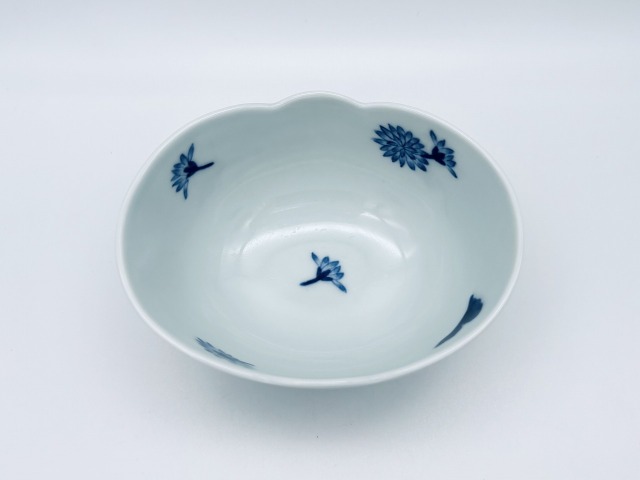 菊散し三つ足楕円小付 しん窯青花匠