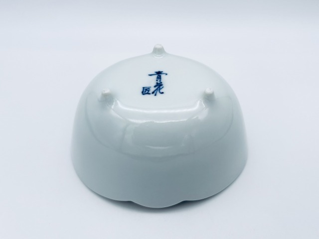 菊散し三つ足楕円小付 しん窯青花匠