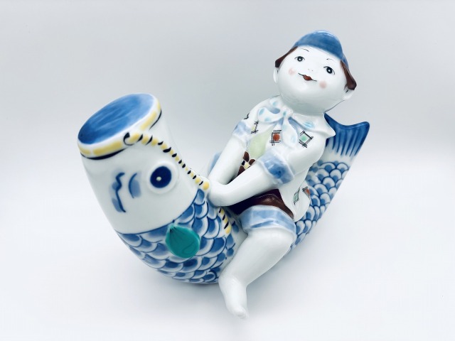 こいのぼりと少年